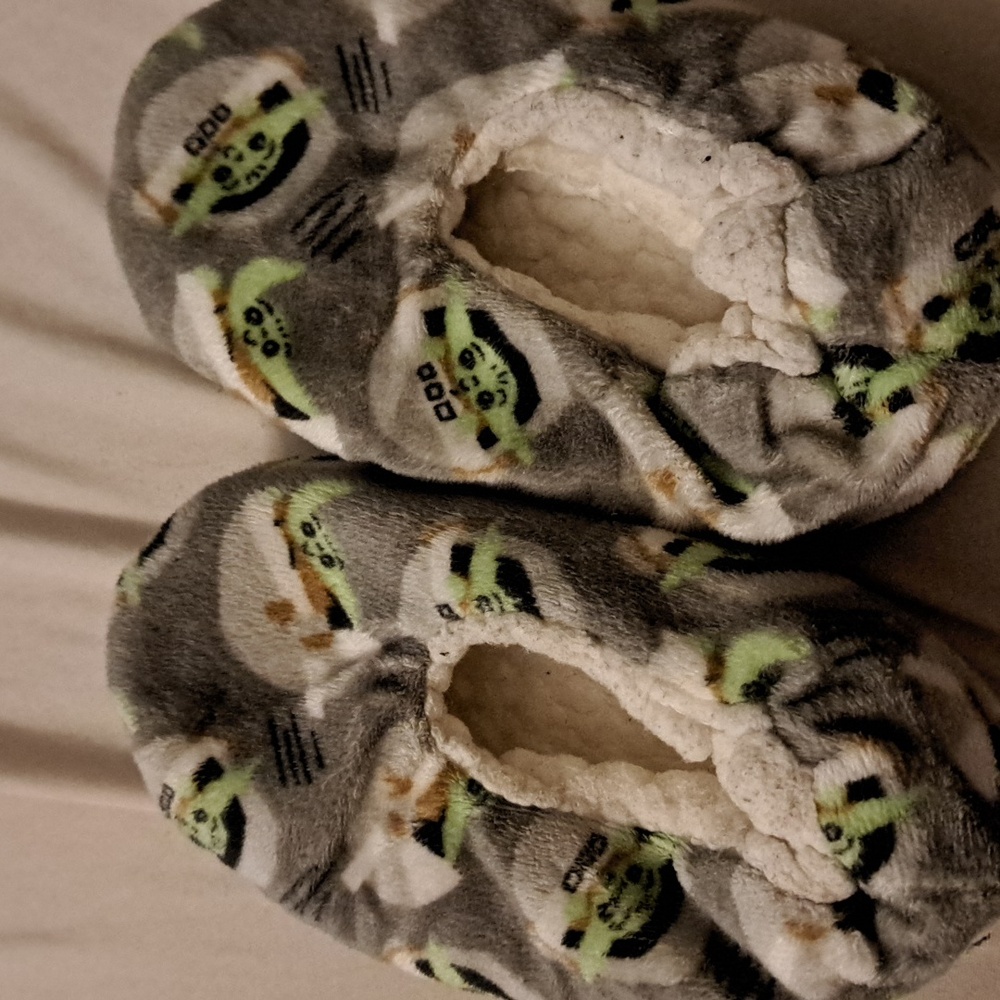 Disney Star Wars Mandalorian Baby Yoda Fuzzy Sleeper slippers (size 4.5-7.5)